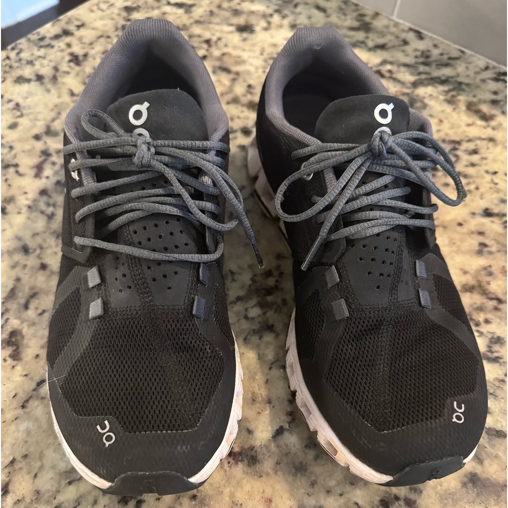 Black and white, On Cloud Women’s tennis shoes, GREAT condition! Size 8 (or 39)
